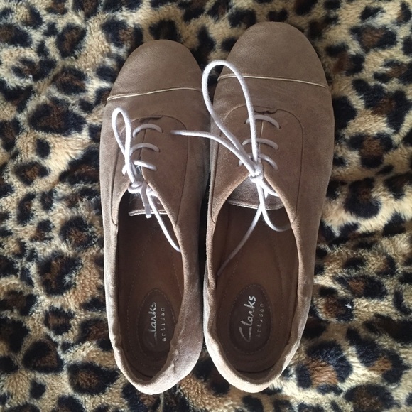 Comfy tan Clarks oxfords - Picture 5 of 5